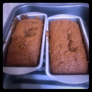 Homemade baked banana bread w walnuts